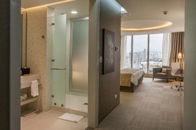 Hotel Las Americas Golden Tower Panama Luaran gambar A guest room at the hotel