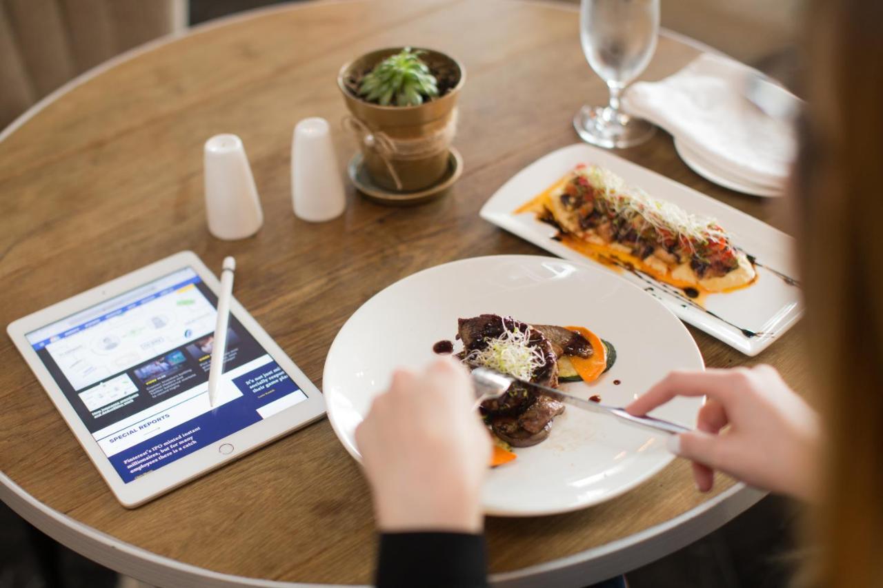 Hotel Las Americas Golden Tower Panama Luaran gambar A woman using a tablet while eating